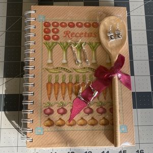 NWT Recipe Book (Spanish/Español) with 3 pairs Handmade earrings